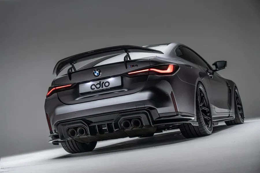 BMW M4 met carbon achterspoiler en diffuser van ADRO, schuin van achteren