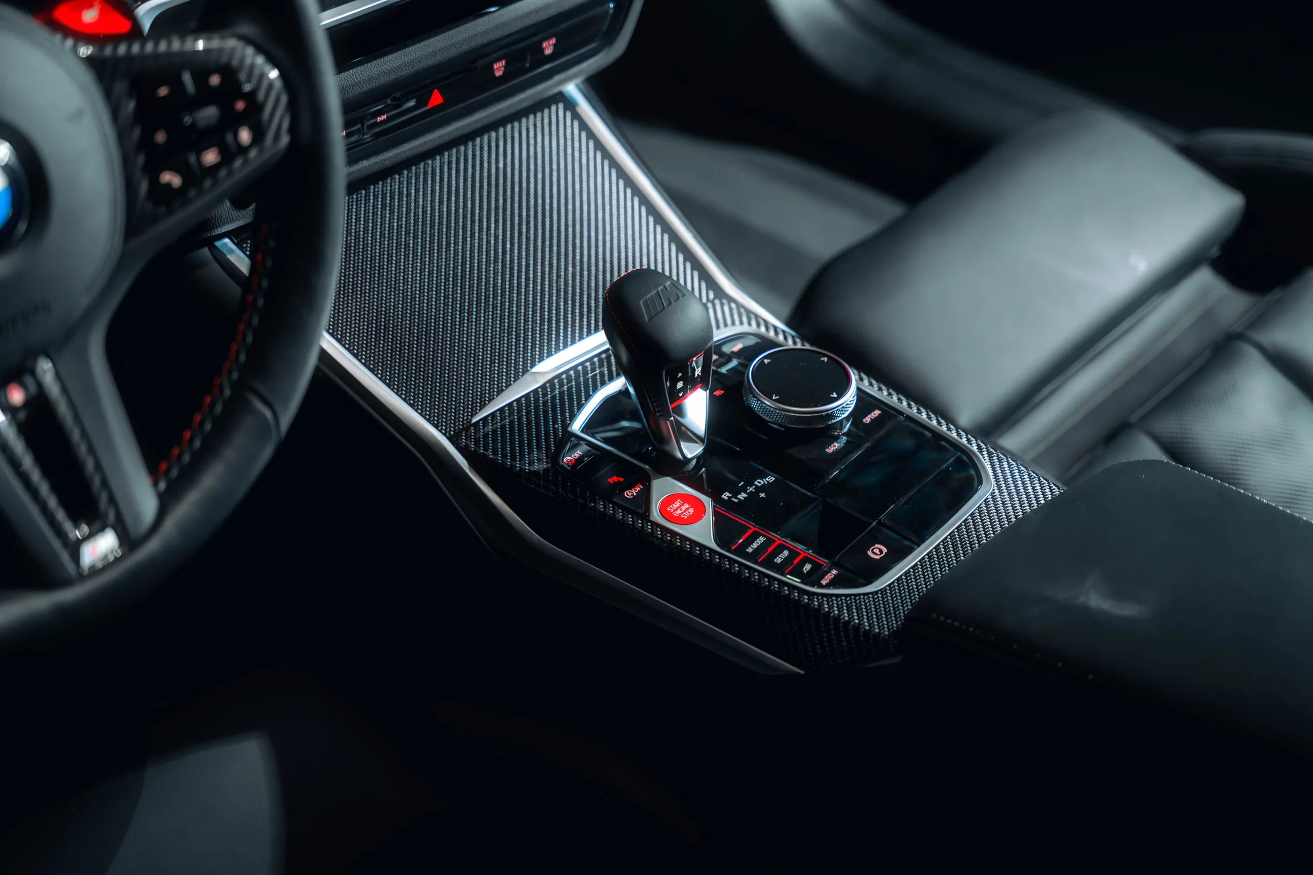 Interieur van een BMW M met een middenconsole in carbon fiber