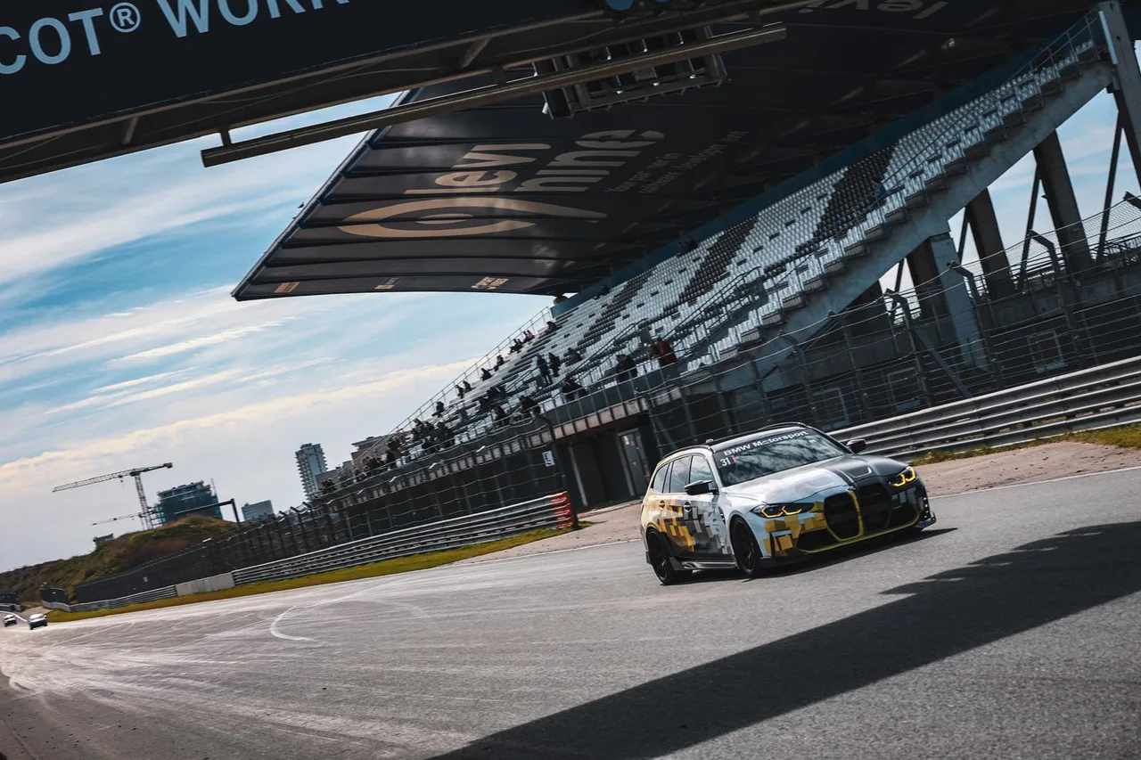De BMW M3 Touring van Verhagen Exclusive op het circuit, langs de tribune