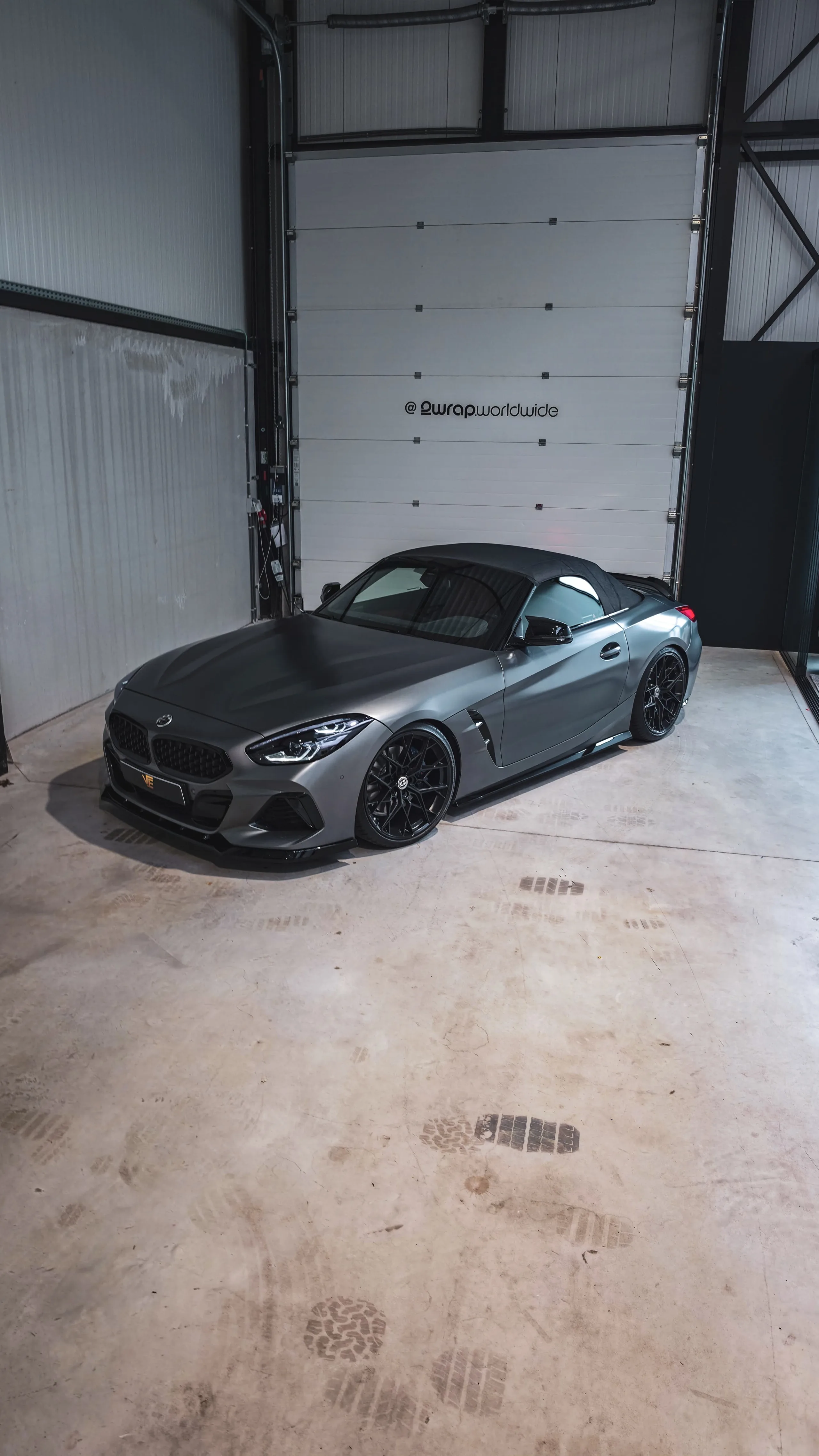 Grijze BMW Z4 in de hal van Verhagen Exclusive