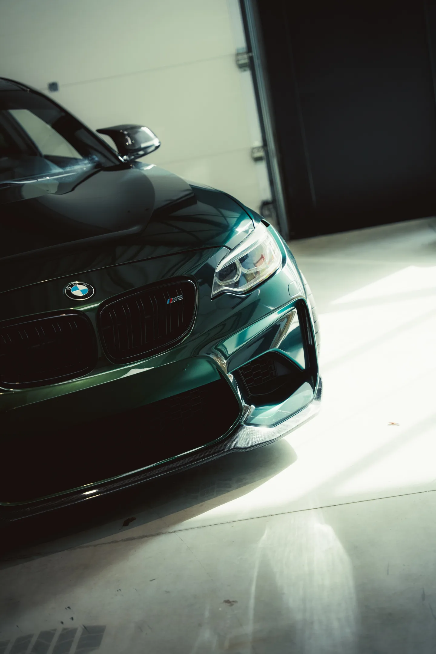 Neus van de BMW M2 in Midnight Green Metallic, van dichtbij