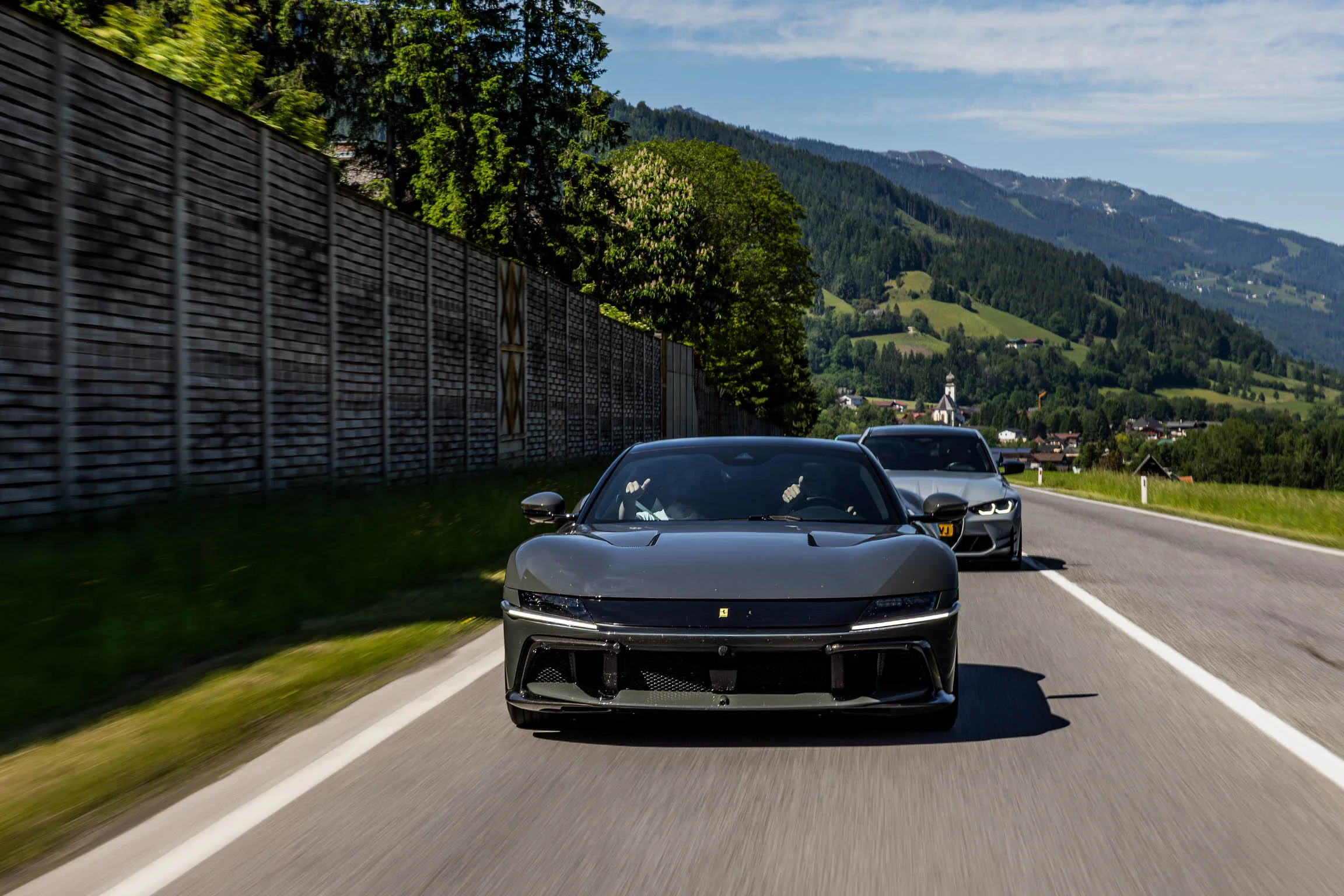 Ferrari 12Cilindri in Full Car PPF rijdend op een bergweg, met een tweede auto erachter