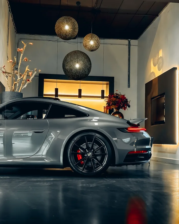 Porsche 992 Carrera S van opzij in de studio