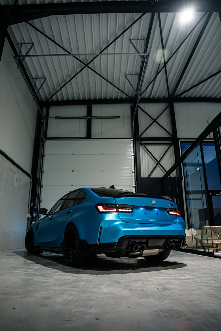 BMW M3 Competition in Satin Ocean Shimmer, schuin van achteren