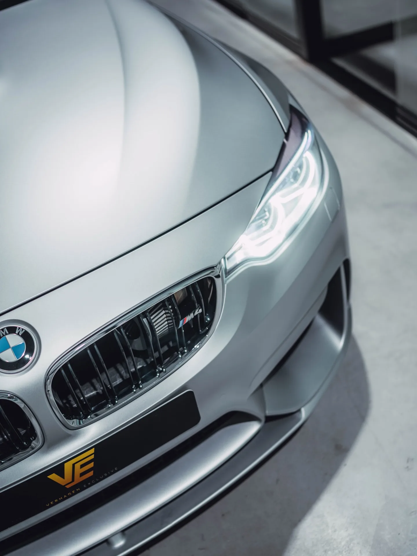 “Swiss spec” BMW M4 in 3M Satin White Aluminium door Verhagen Exclusive