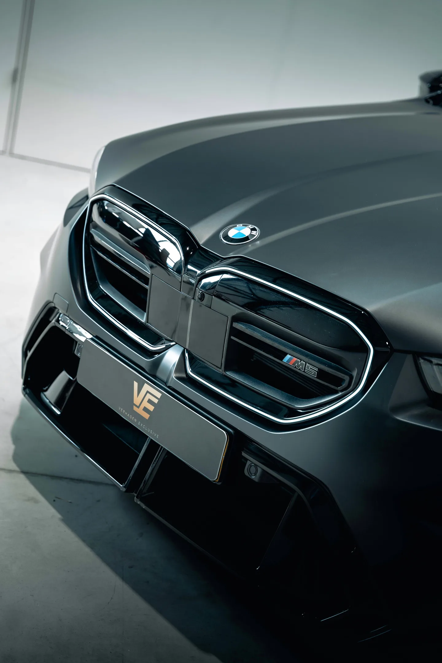 Neus van de BMW M5 Touring met de kentekenplaat van Verhagen Exclusive
