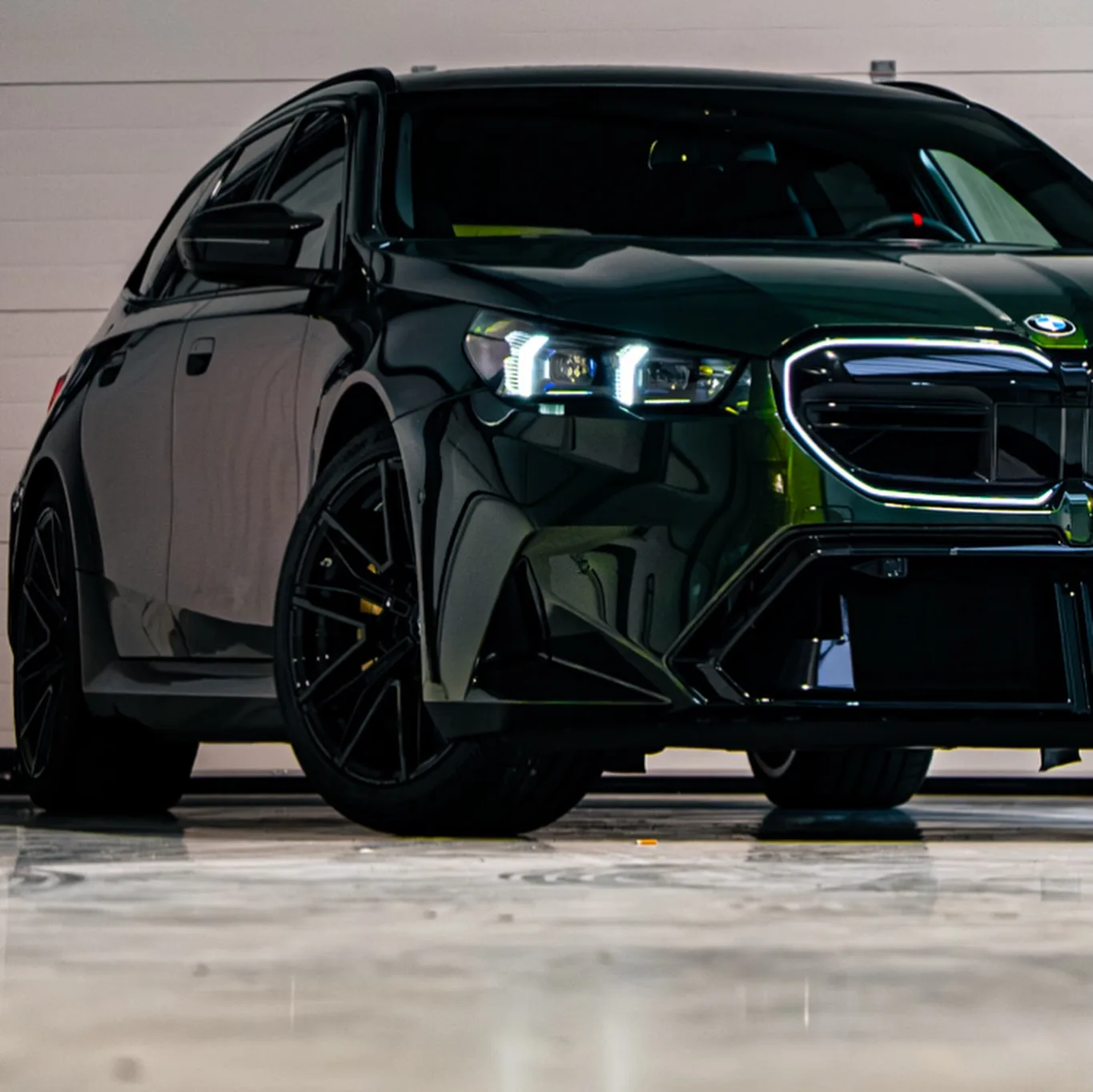 Neus van de BMW M5 Touring in San Remo Green, van dichtbij