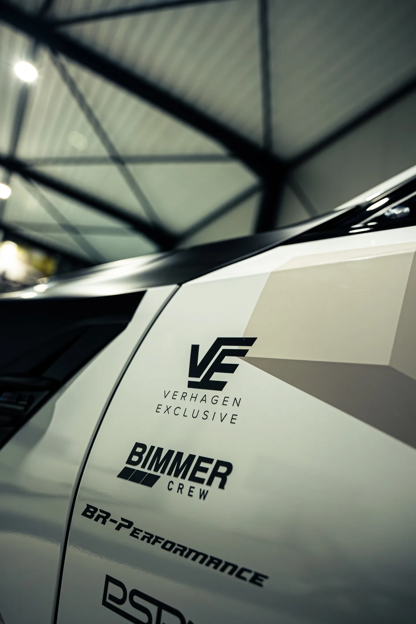 Belettering op een portier: de logo's van Verhagen Exclusive en BimmerCrew
