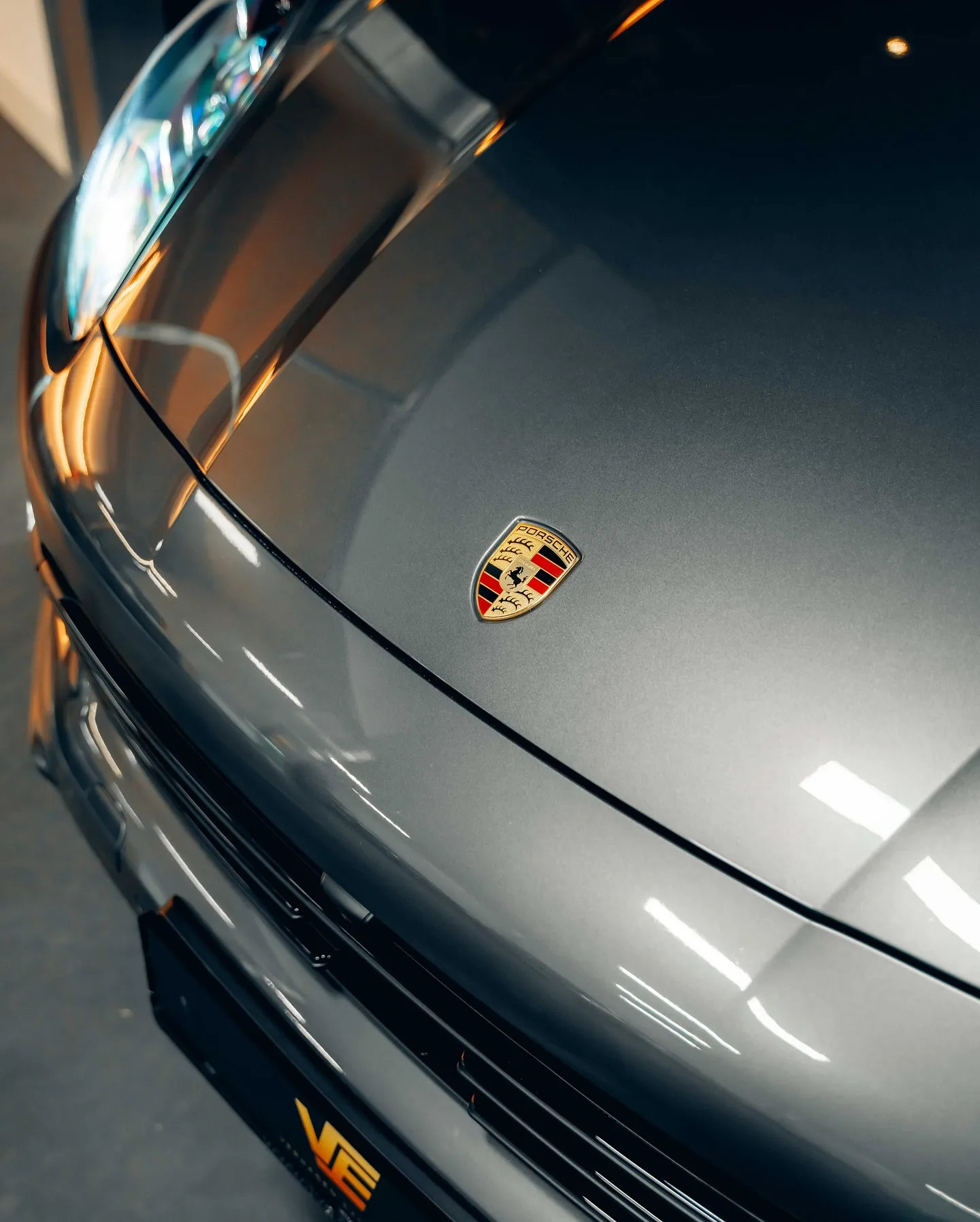 Motorkap met het Porsche embleem van de Cayenne Coupé, van dichtbij