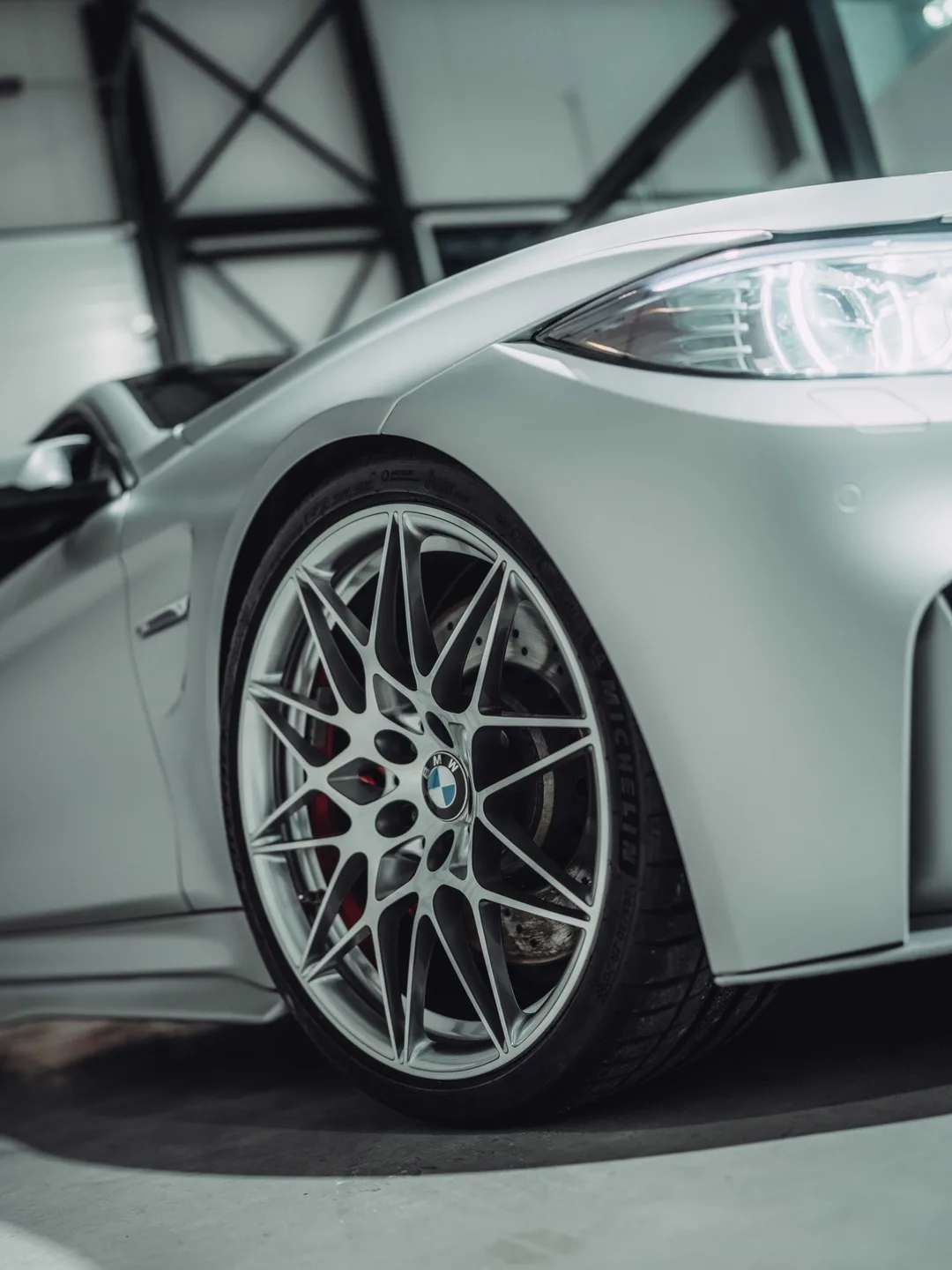 “Swiss spec” BMW M4 in 3M Satin White Aluminium door Verhagen Exclusive