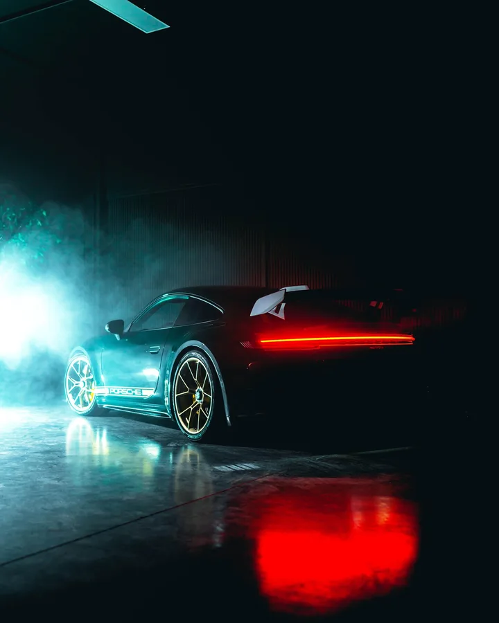 Groene Porsche 992 GT3 van opzij, de achterlichtbalk aan