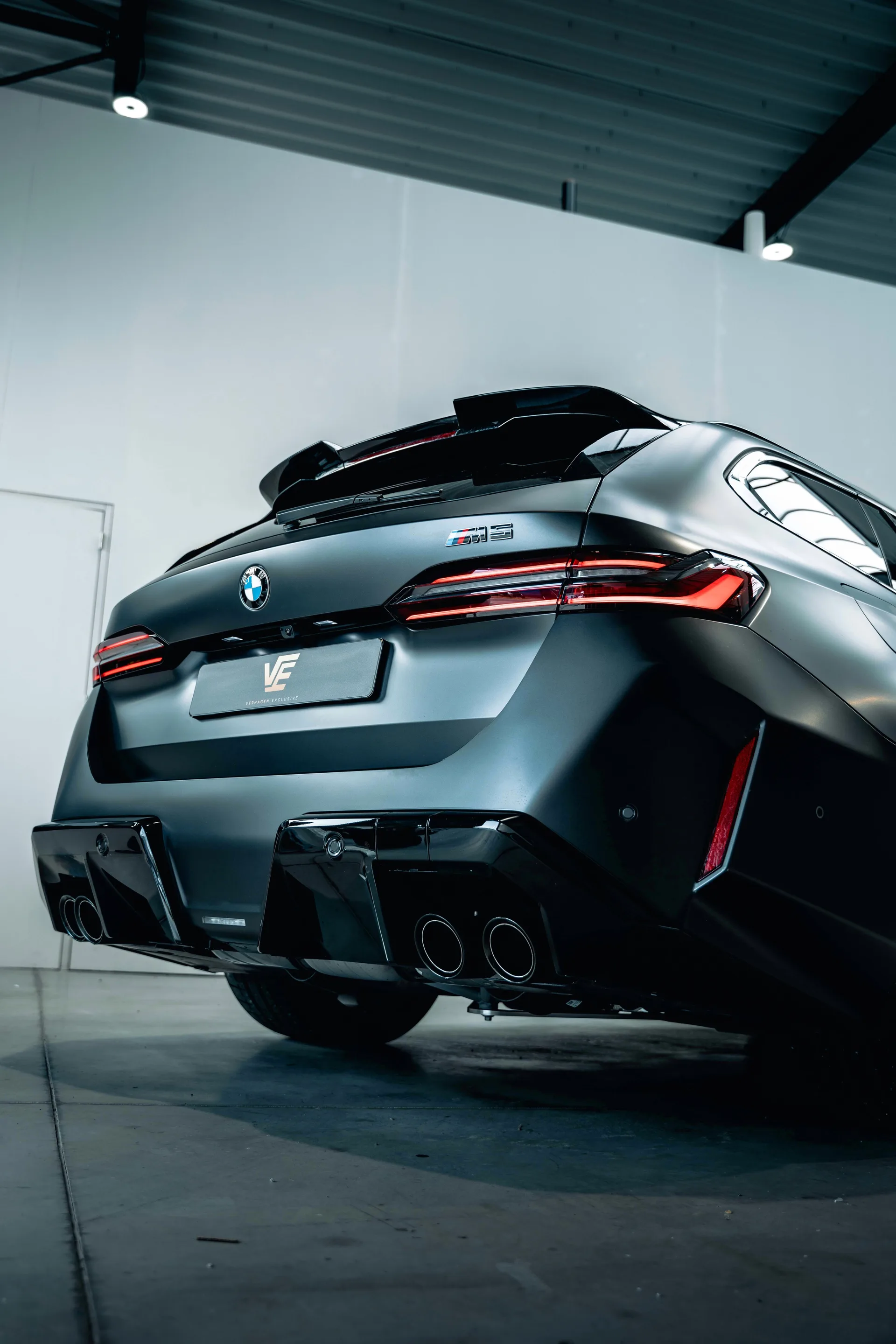 BMW M5 Touring schuin van achteren in de studio