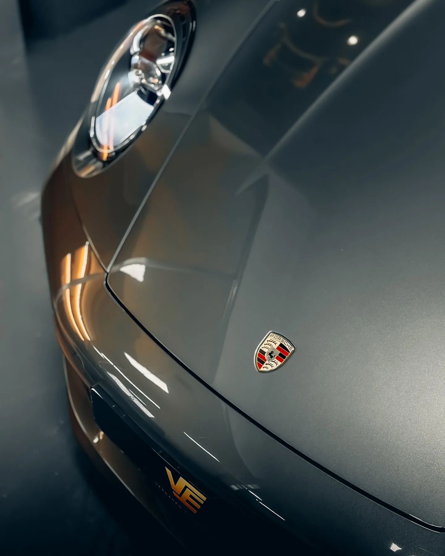 Motorkap met het Porsche embleem van de 992 Carrera S, van dichtbij