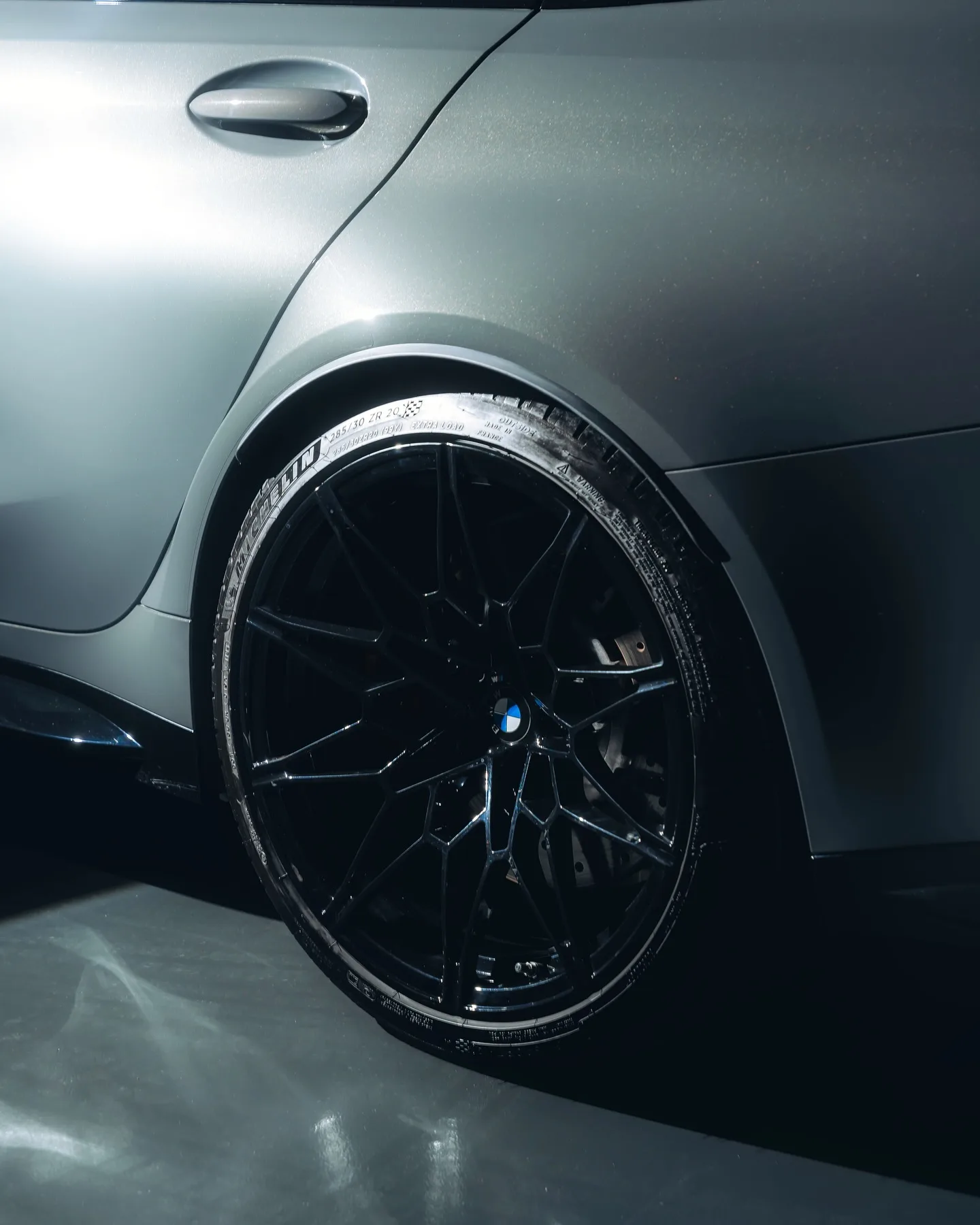 Zwarte velg en achterscherm van de BMW M3 Touring