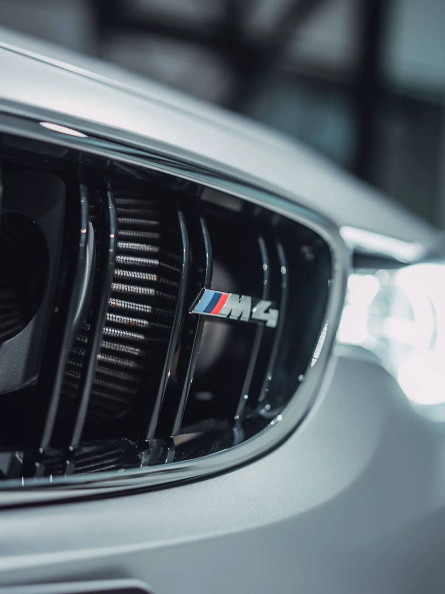 M4 badge in de chrome grille, van dichtbij