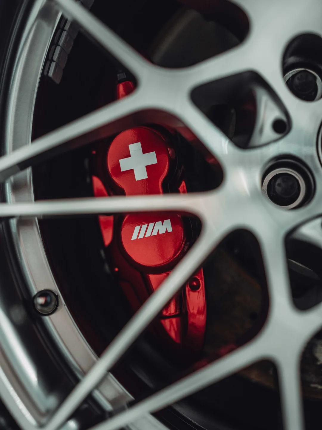 “Swiss spec” BMW M4 in 3M Satin White Aluminium door Verhagen Exclusive