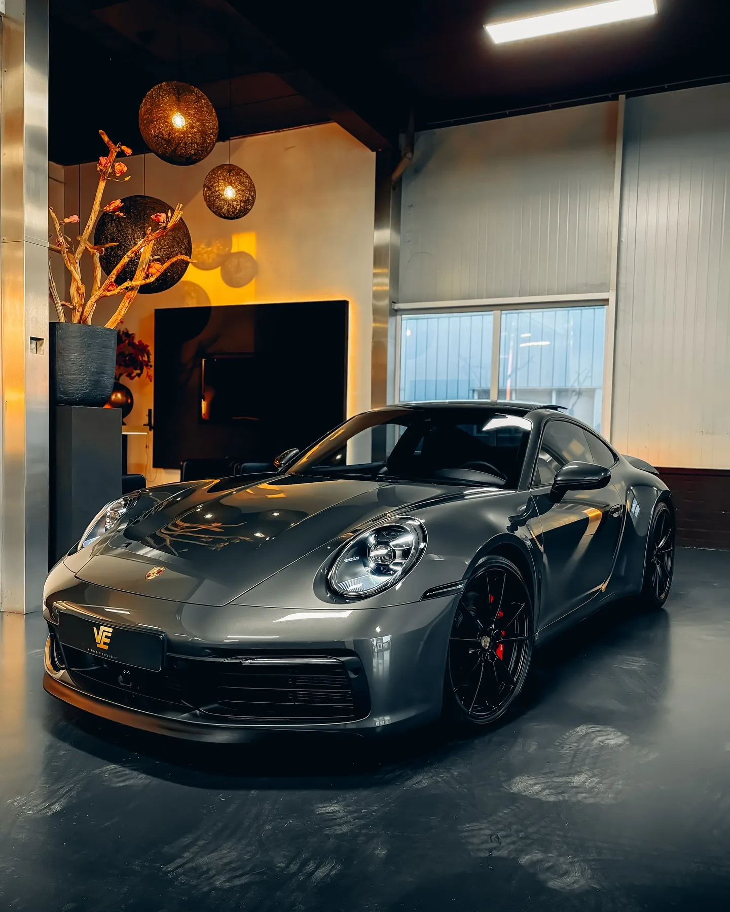 Porsche 992 Carrera S in Aventurien Groen Metallic in de studio, schuin van voren