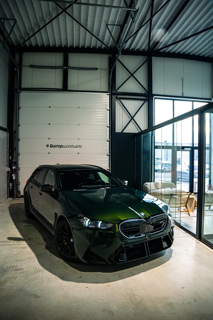 BMW M5 Touring in Individual San Remo Green in de hal