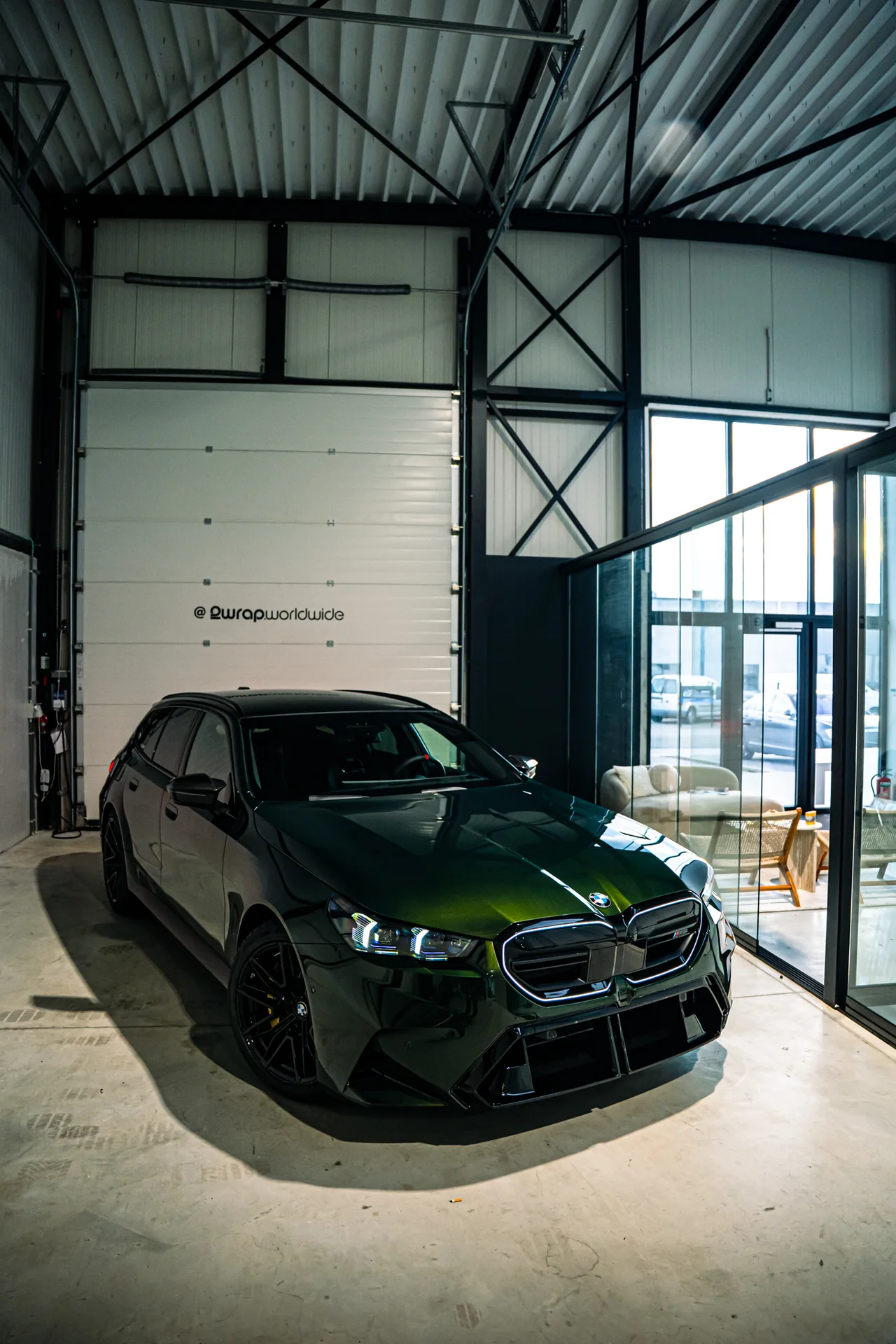 BMW M5 Touring in Individual San Remo Green in de hal, schuin van voren