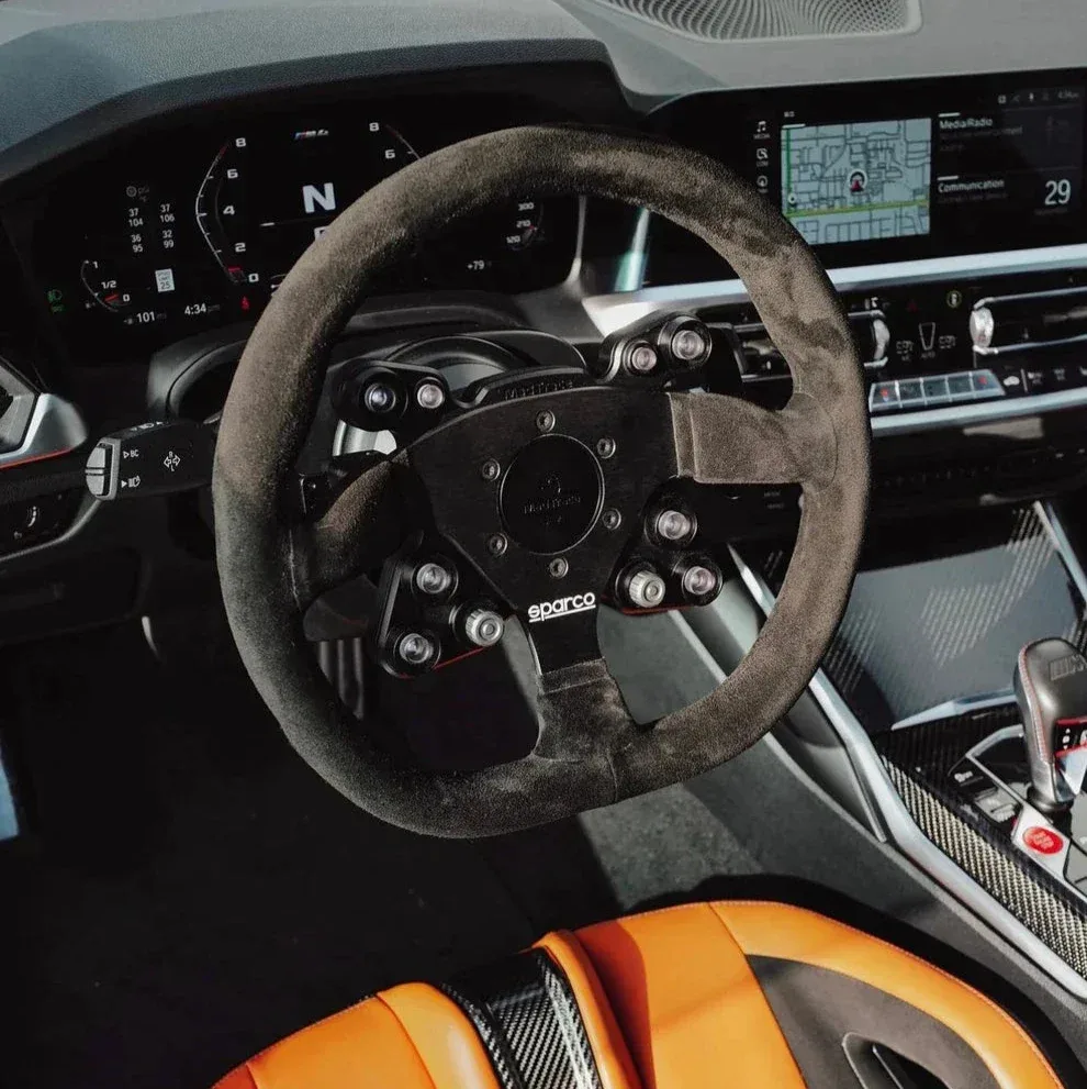 Alcantara racestuur in het interieur van een BMW M
